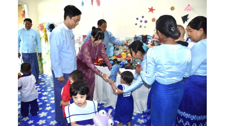 အဂတိလိုက်စားမှုတိုက်ဖျက်ရေးကော်မရှင် ဥက္ကဋ္ဌနှင့် ဇနီး တို့မှ “ရင်သွေးရတနာ” နေ့ကလေးထိန်းကျောင်းရှိ ရင်သွေးငယ်များအား အာဟာရဖြည့်အစားအစာများ  ကျွေးမွေး၊ လက်ဆောင်ပစ္စည်းများဝေငှလှူဒါန်း