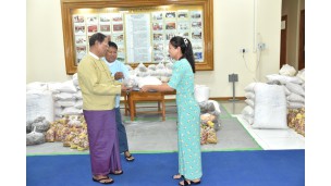 ငလျင်ဒဏ်ကြောင့် ထိခိုက်ခံစားခဲ့ရသည့် ကော်မရှင်ရုံး ဝန်ထမ်းများနှင့် ယာယီနေရပ်စွန့်ခွာမိသားစုများအား (၄)ကြိမ်မြောက် ထောက်ပံ့ပေးအပ်ခြင်း