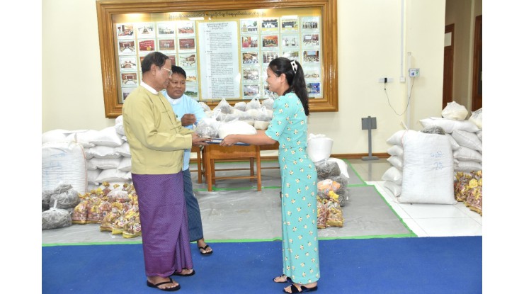 ငလျင်ဒဏ်ကြောင့် ထိခိုက်ခံစားခဲ့ရသည့် ကော်မရှင်ရုံး ဝန်ထမ်းများနှင့် ယာယီနေရပ်စွန့်ခွာမိသားစုများအား (၄)ကြိမ်မြောက် ထောက်ပံ့ပေးအပ်ခြင်း