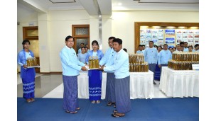 ကော်မရှင်ဥက္ကဋ္ဌ ဦးစိုးသိန်းက ကော်မရှင်ရုံးနှင့် ကော်မရှင်ရုံးခွဲများရှိ ဝန်ထမ်းများအား ဆီထောက်ပံ့လှူဒါန်း
