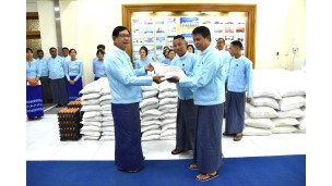 ကော်မရှင်ဥက္ကဋ္ဌ ဦးစိုးသိန်းက ကော်မရှင်အဖွဲ့ဝင်များနှင့် ကော်မရှင်ရုံးဝန်ထမ်းများအတွက် ဆန်နှင့် ကြက်ဥများ ထောက်ပံ့လှူဒါန်း
