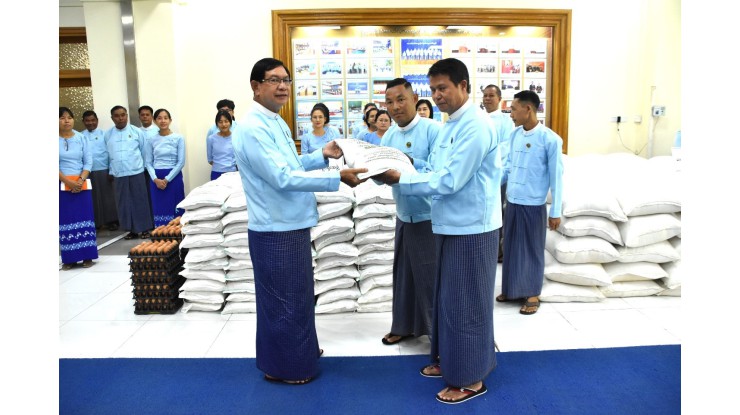 ကော်မရှင်ဥက္ကဋ္ဌ ဦးစိုးသိန်းက ကော်မရှင်အဖွဲ့ဝင်များနှင့် ကော်မရှင်ရုံးဝန်ထမ်းများအတွက် ဆန်နှင့် ကြက်ဥများ ထောက်ပံ့လှူဒါန်း