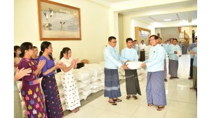 ကော်မရှင်ဥက္ကဋ္ဌ ဦးစိုးသိန်းက ကော်မရှင်အဖွဲ့ဝင်များ၊ ကော်မရှင်ရုံးဝန်ထမ်းများနှင့် မိသားစုဝင်များအား ဆန်ထောက်ပံ့လှူဒါန်း
