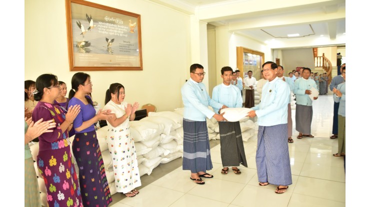 ကော်မရှင်ဥက္ကဋ္ဌ ဦးစိုးသိန်းက ကော်မရှင်အဖွဲ့ဝင်များ၊ ကော်မရှင်ရုံးဝန်ထမ်းများနှင့် မိသားစုဝင်များအား ဆန်ထောက်ပံ့လှူဒါန်း