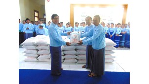 ကော်မရှင်ဥက္ကဋ္ဌ ဦးစိုးသိန်းက ကော်မရှင်အဖွဲ့ဝင်များ၊ ကော်မရှင်ရုံးဝန်ထမ်းများနှင့် ဆန်ထောက်ပံ့လှူဒါန်း