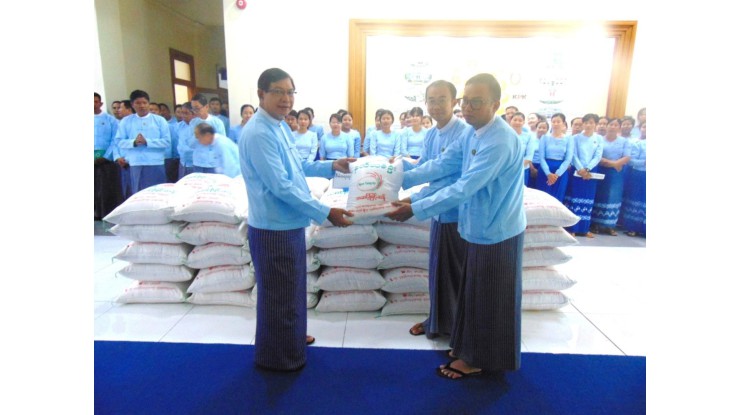 ကော်မရှင်ဥက္ကဋ္ဌ ဦးစိုးသိန်းက ကော်မရှင်အဖွဲ့ဝင်များ၊ ကော်မရှင်ရုံးဝန်ထမ်းများအား ဆန်ထောက်ပံ့လှူဒါန်း